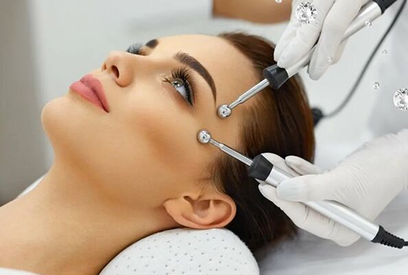 Mikro akım tedavisi - yüz cildi gençleştirmenin bir donanım yöntemi