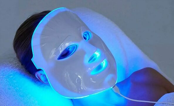 Yüz cildinde yaşa bağlı değişikliklerle mücadele etmek için LED fototerapi tedavisi